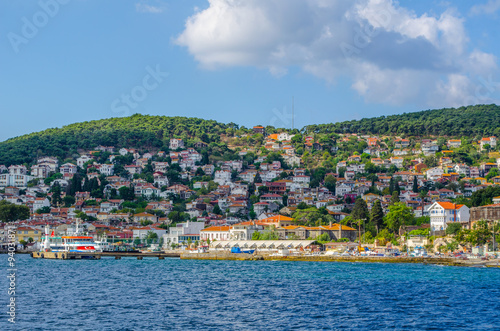 Photography view of turkish island heybeliada - part of so-called princes islands near istanbul