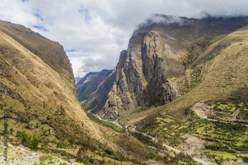 Naklejka premium Winding road from Olllantaytambo to Quillabamba in Abra Malaga pass section, Peru