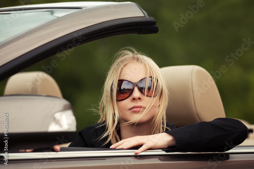 Young fashion woman in sunglasses driving convertible car © Wrangler