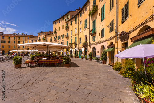 Lucca Oval Square