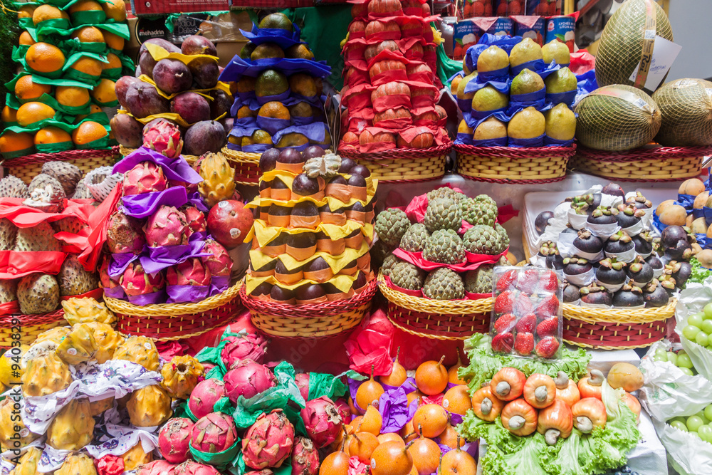 Plakat, Obraz Fruit stacked at a stall in Mercado Municipal market in Sao Paulo, Brazil, 40x26.7 cm