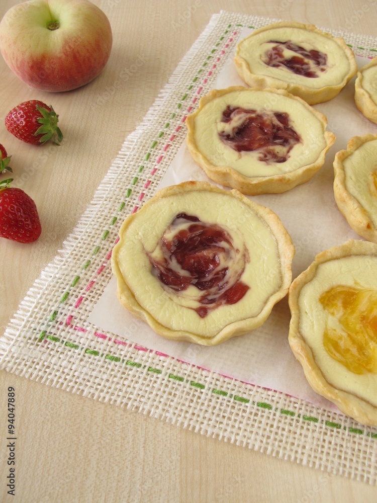 Käseküchlein mit Erdbeermarmelade und Pfirsichkonfitüre Käseküchlein mit Erdbeermarmelade und Pfirsichkonfitüre