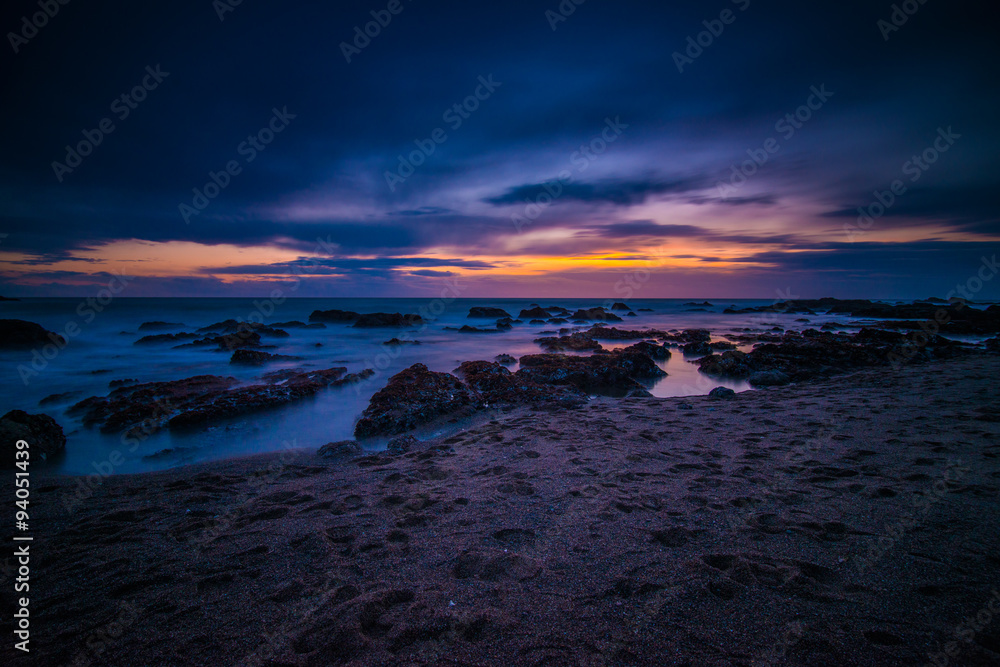 Fototapeta premium Colorful Sunset with Glowing Rocks Along the Pacific Coast Near Pigeon Point Lighthouse, California