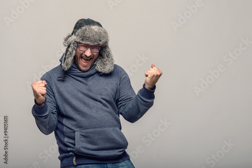 Glücklicher Mann jubelt enthusiastisch