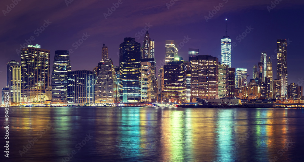 Fototapeta Rocznik tonująca Manhattan linia horyzontu przy nocą, NYC, usa.