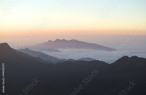 Рассвет в горном Цейлоне. Вид с пика Адама