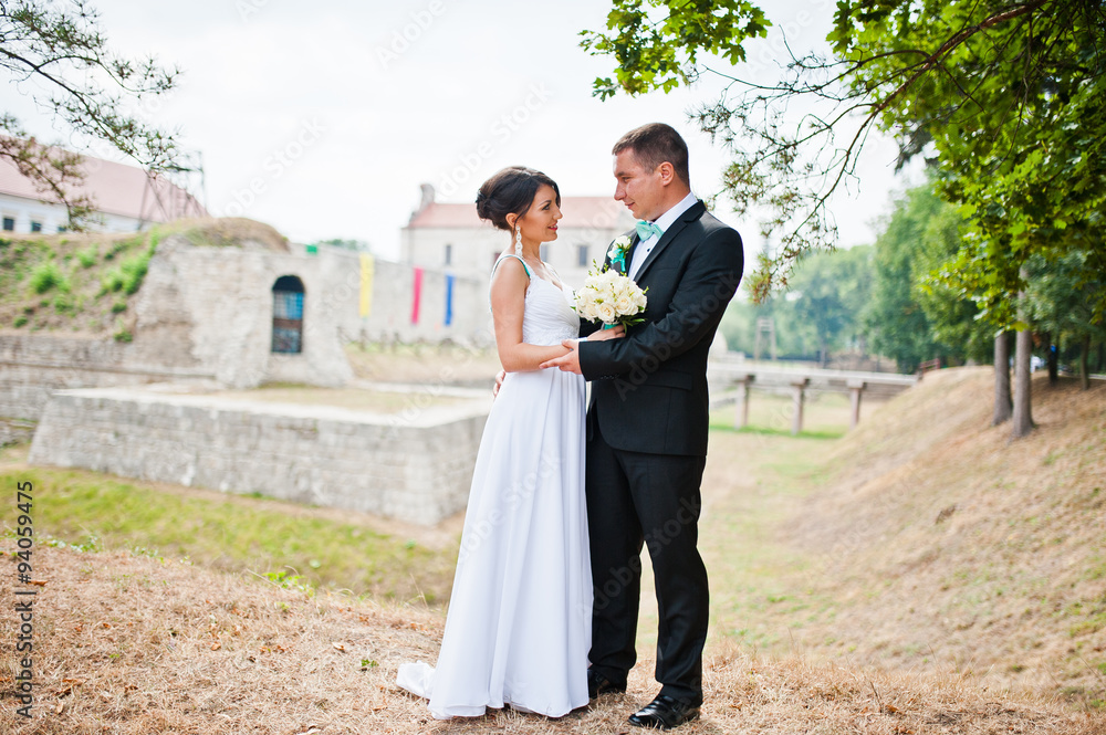 Fototapeta premium Newly wed in their wedding day at park
