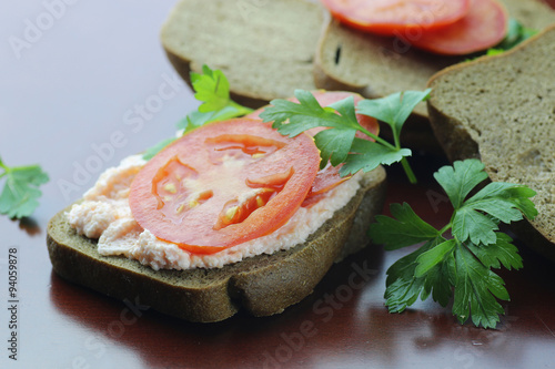 sandwich bread tomato sauce green healthy vegetables