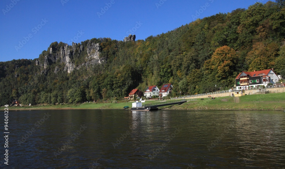Fototapeta premium Blick über die Elbe zum Basteifels in der Sächsischen Schweiz