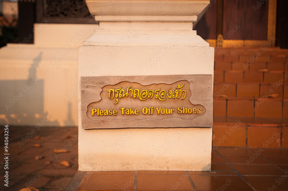 Obraz premium Please Take Off Your Shoes sign at Wat Chedi Luang, Chiang Mai, Thailand