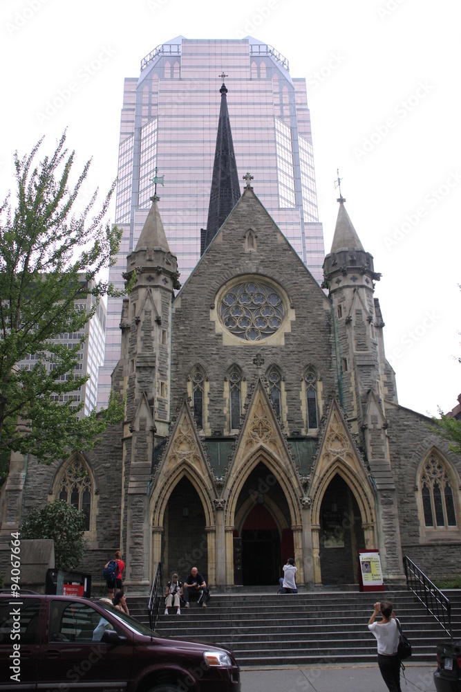 église et immeuble moderne
