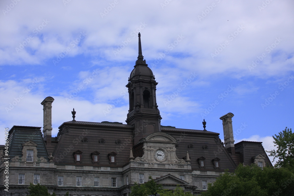 le toit de la mairie de Montréal