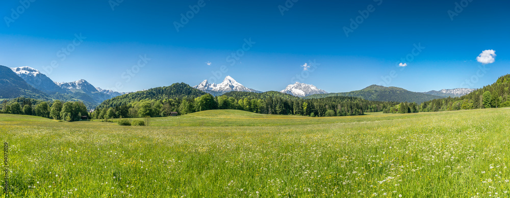Naklejka premium Idylliczny krajobraz w Alpach z zielonymi łąkami i domem