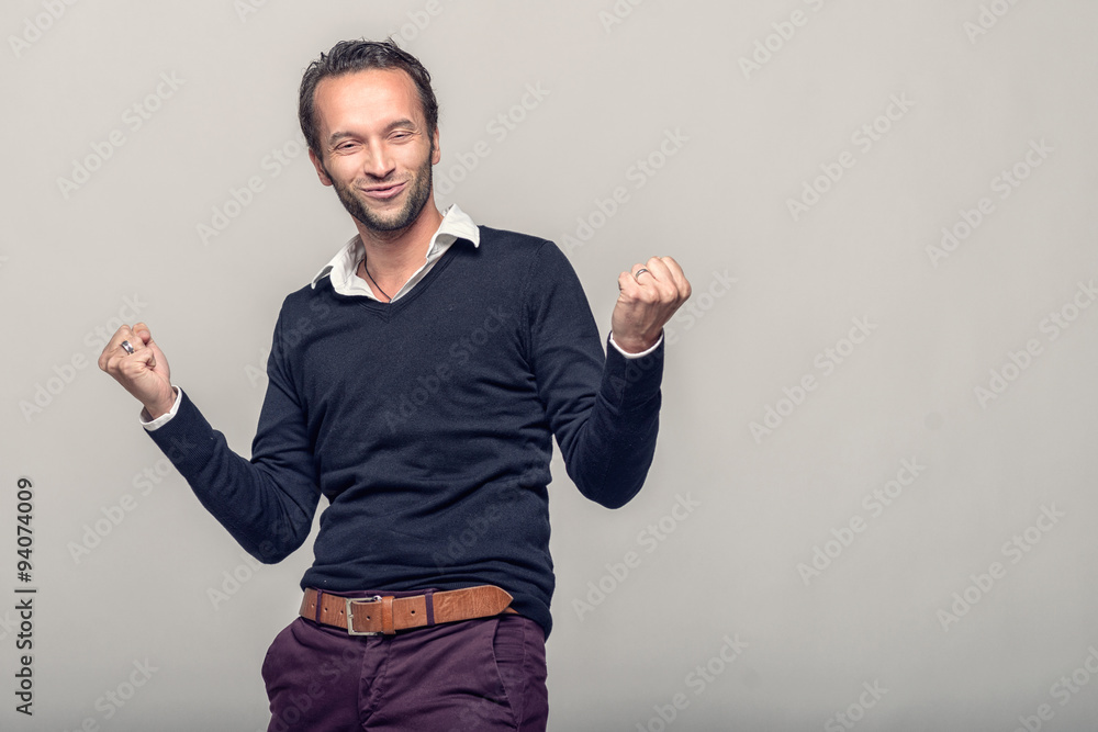 Glücklicher junger Mann jubelt enthusiastisch Glücklicher junger Mann jubelt enthusiastisch