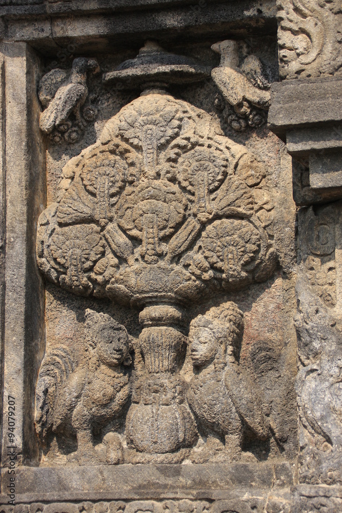 arbre en bas relief au temple de Prambanan