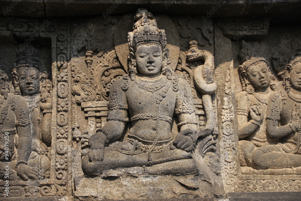 bas relief richement sculpté de Prambanan