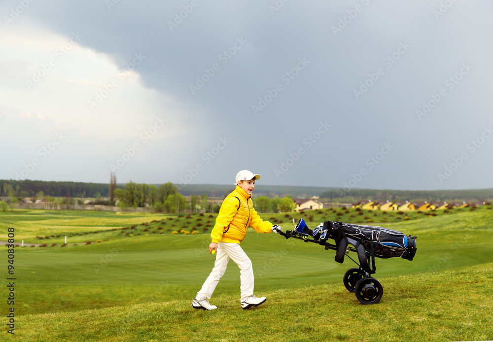 Obraz premium Boy playing golf