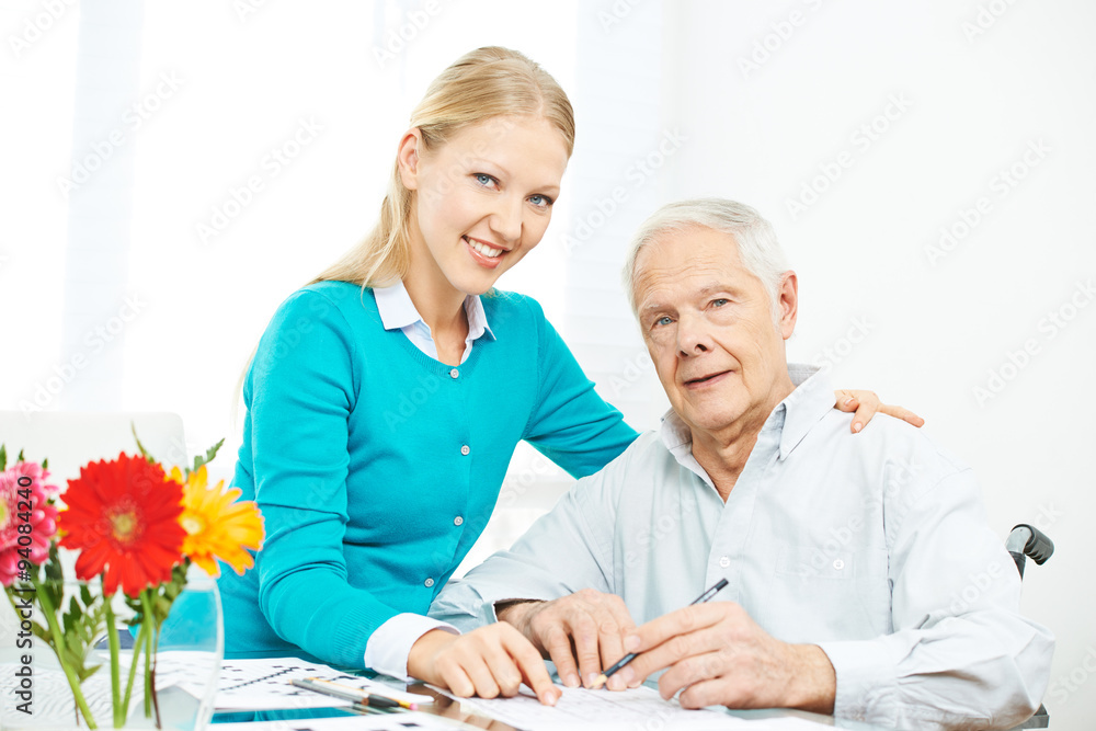 Enkelin und Opa lösen Kreuzworträtsel Enkelin und Opa lösen Kreuzworträtsel
