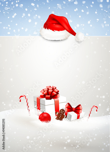 Verschneite Geschenke mit Mütze und Karte