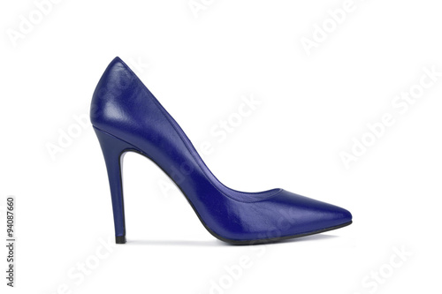 Zapato Azul de mujer con taco aguja de color azul sobre fondo blanco aislado. Vista de frente. Copy space