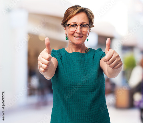 Fényképezés portrait of a mature woman with thumbs up