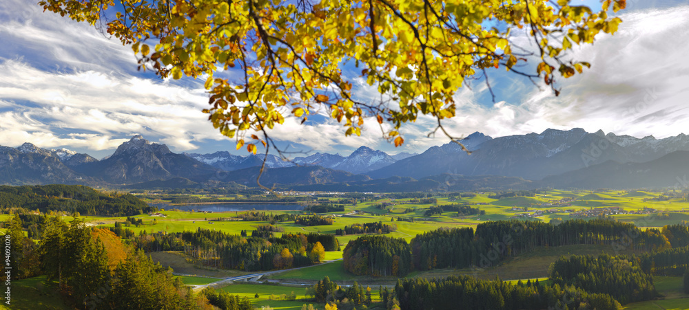 Panorama Landschaft in Bayern mit Hopfensee im Allgäu