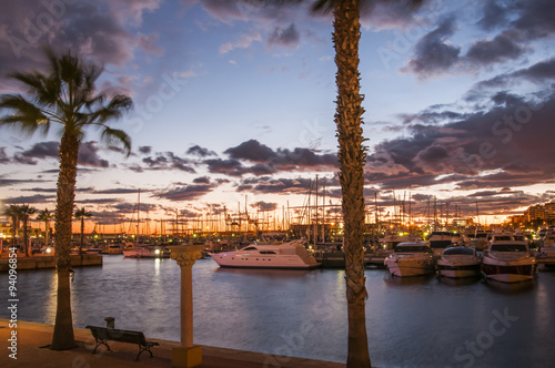 Sonnenuntergang im Hafen von Alicante photo