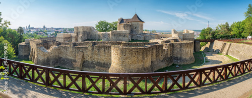 panorama-sredniowiecznych-ruin-twierdzy-suczawa