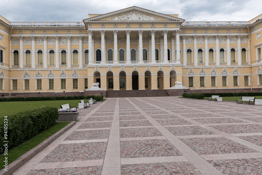Obraz premium The State Russian Museum (formerly the Russian Museum of His Imperial Majesty Alexander III) is the largest depository of Russian fine art in Saint Petersburg.