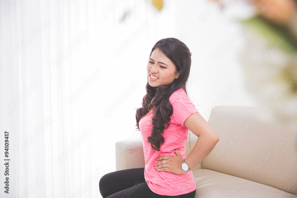 women feeling unwell on her stomach women feeling unwell on her stomach