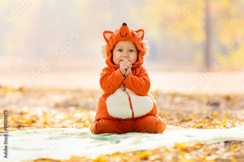 Print op canvas Cute baby boy dressed in fox costume in autumn park