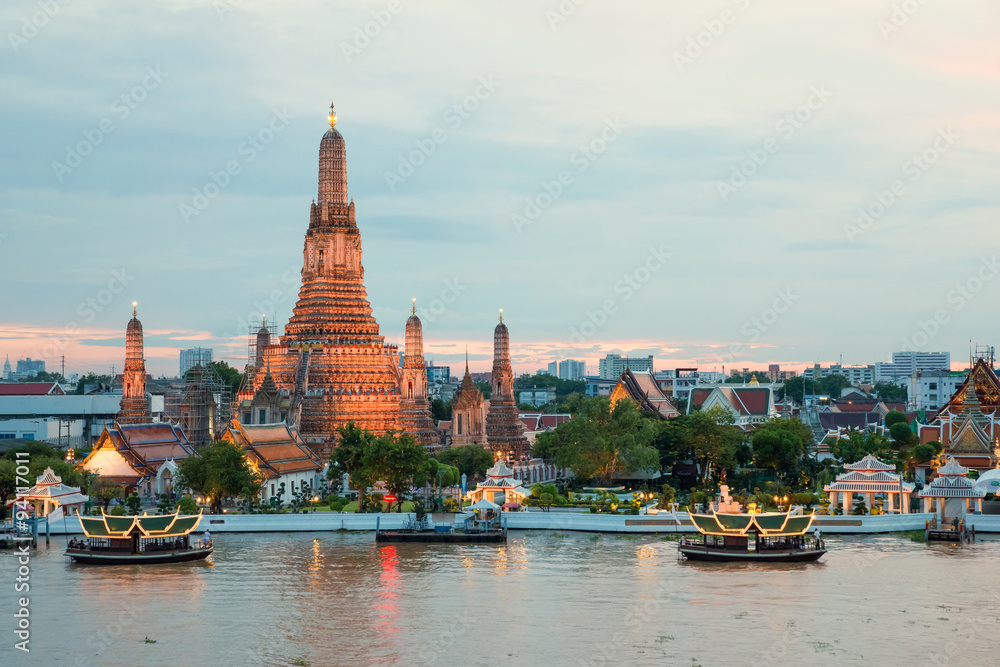 Fototapeta premium Wat Arun i statek wycieczkowy w nocy, Bangkok, Tajlandia
