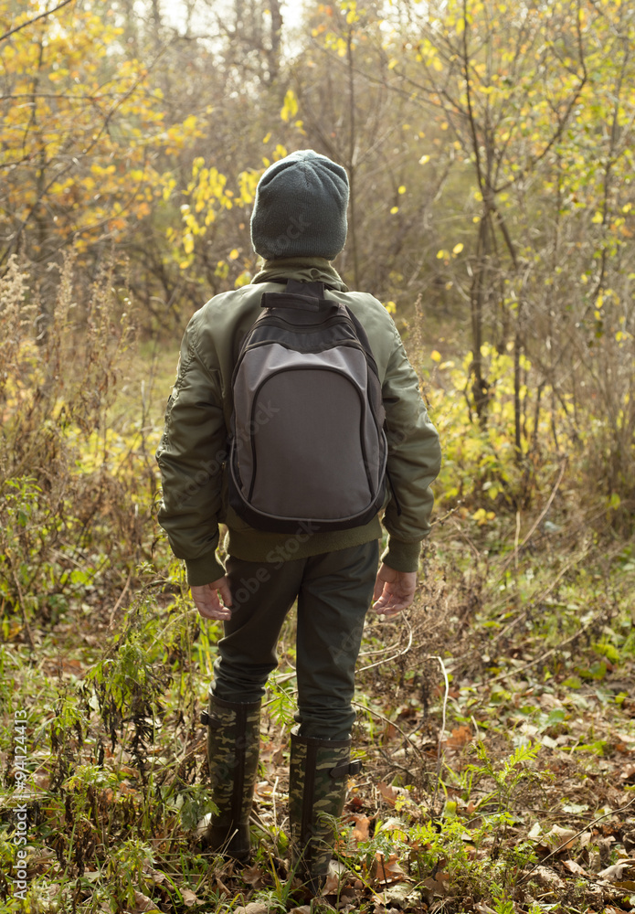 Naklejka premium Boy-traveler with a backpack