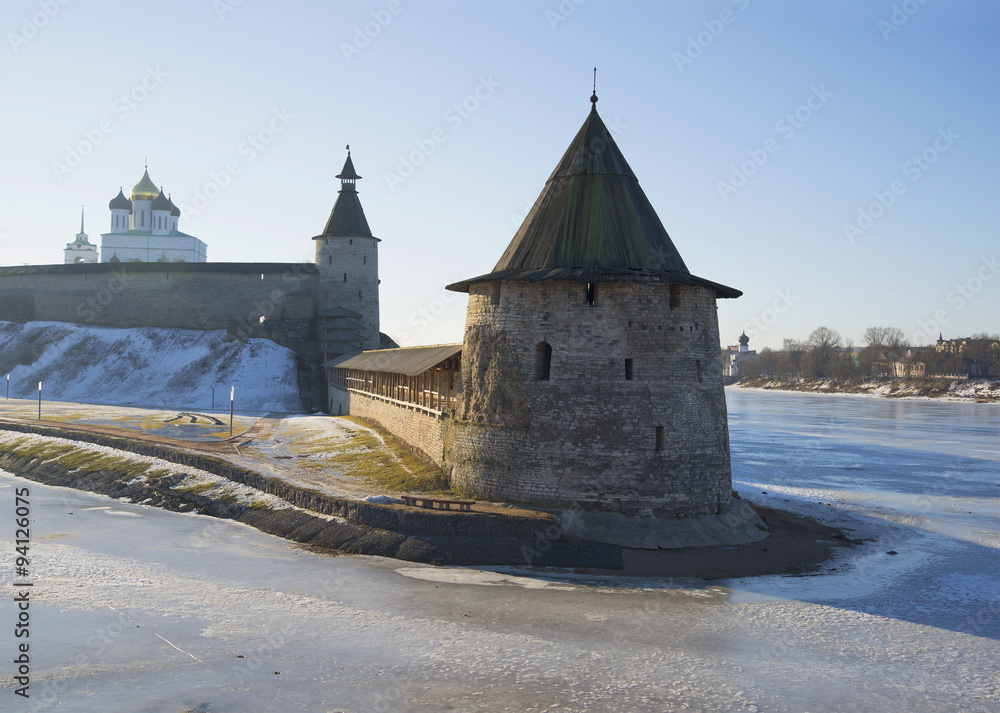 Плоская башня Псковского кремля февральским утром