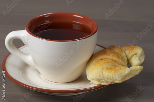Fototapeta Naklejka Na Ścianę i Meble -  Fresh croissant and tea