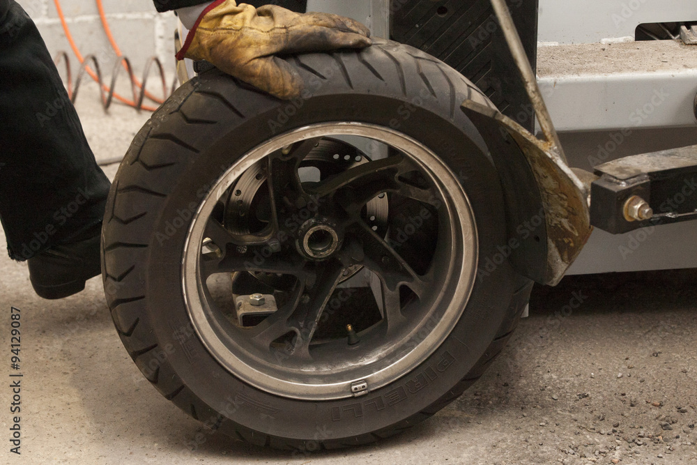 meccanico gomme motocicletta. mechanical motorcycle tires meccanico gomme motocicletta. mechanical motorcycle tires