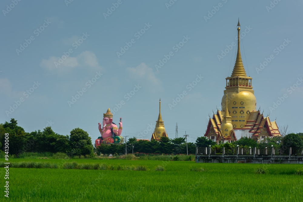 Naklejka premium Thai temple nearby field