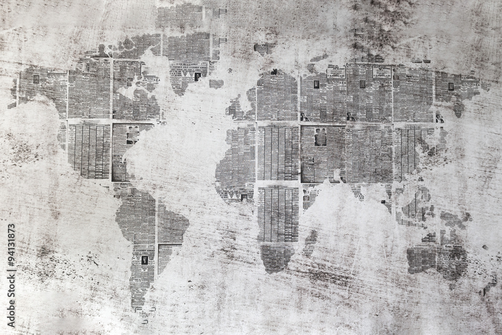 Fototapeta Szara ściana z kolażem arkuszy gazet w kształcie świata
