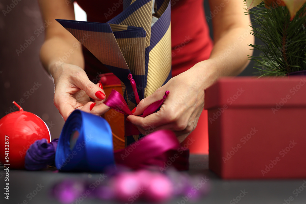 Świąteczny prezent, pomysł jak udekorować podarunek. Kobieta pakuje prezenty, krok po kroku - obrazy, fototapety, plakaty 
