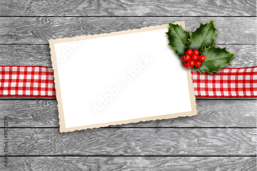 Karoband mit Holzwand und Postkarte