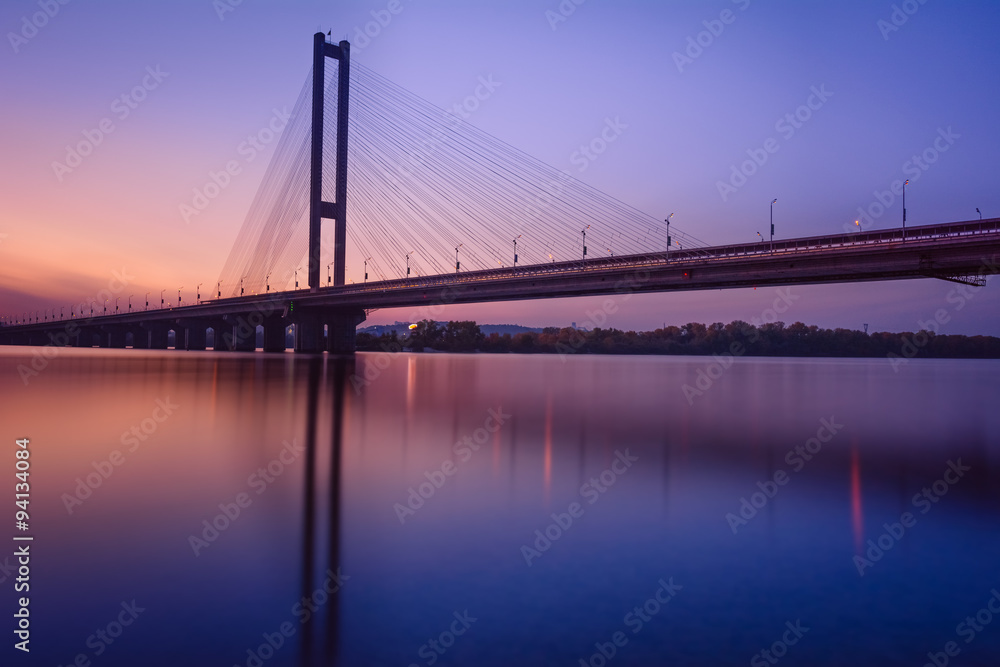Südbrücke in Kiew zum Sonnenuntergang