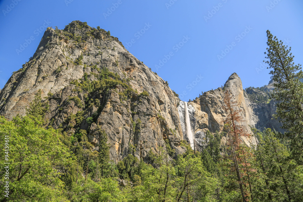 traumhafte Natur Landschaft mit Bergen, Fluss und Wasserfällen