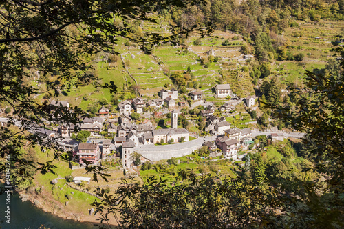 San Bartolome, Dorf, Bergdorf, Verzascatal, Tal, Verzasca, Lago di Vogorno, Stausee, Kastanienwald, Wanderweg, Herbst, Tessin, Schweiz photo