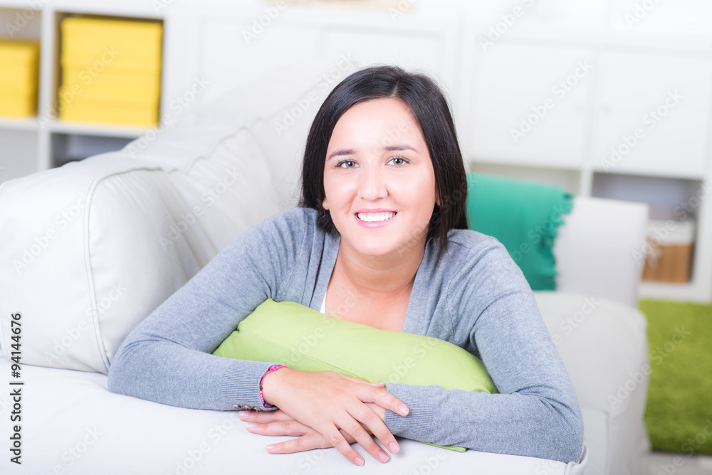 Junges Mädchen liegt glücklich auf dem Sofa Junges Mädchen liegt glücklich auf dem Sofa