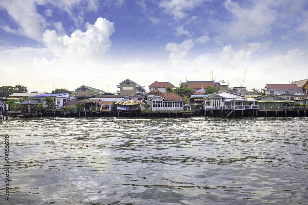 Fototapeta premium Riverside Community Chao Phraya River in Bangkok
