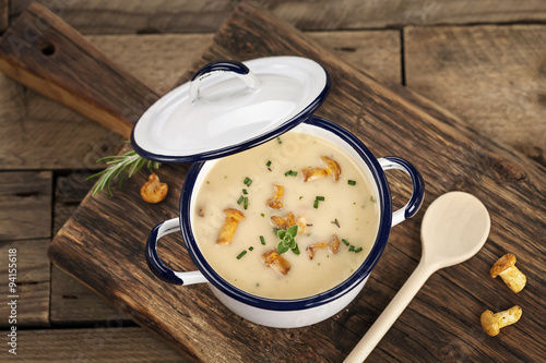 Hausgemachte Waldpilzcremesuppe mit frischen Pfifferlingen photo