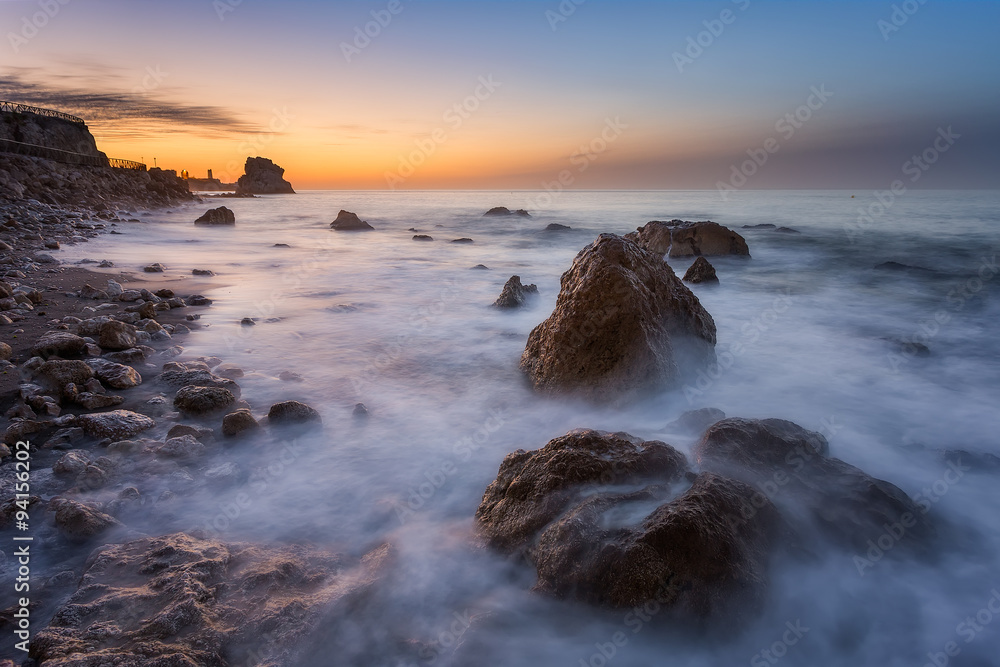 Obraz premium Amanece en la costa 