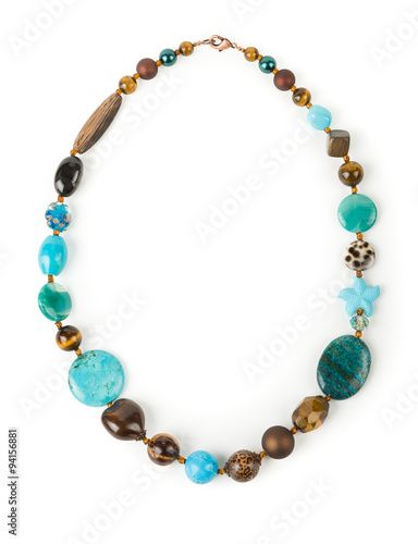 Necklace of serpentine, ophite and chalcedony.