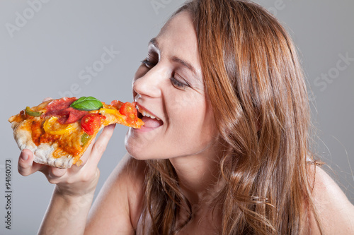 Frau Gesicht isst Pizza Nahaufnahme