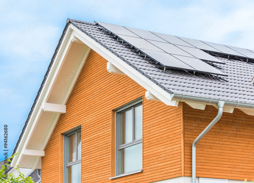 Obraz premium Holzhaus mit Solarpanels
